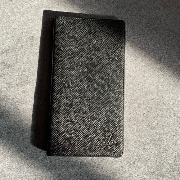 Authentic LOUIS VUITTON Porte Valeurs Black Taiga Bi-Fold Wallet